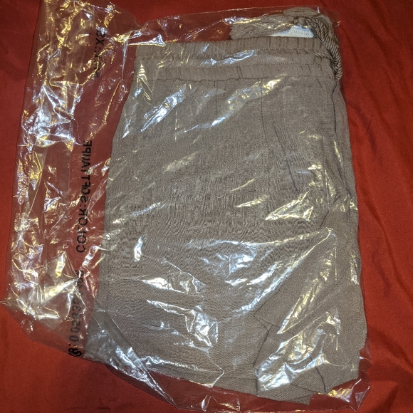 New York & Company Gauze 4 inch Short-Soho Street - Picture 3 of 3